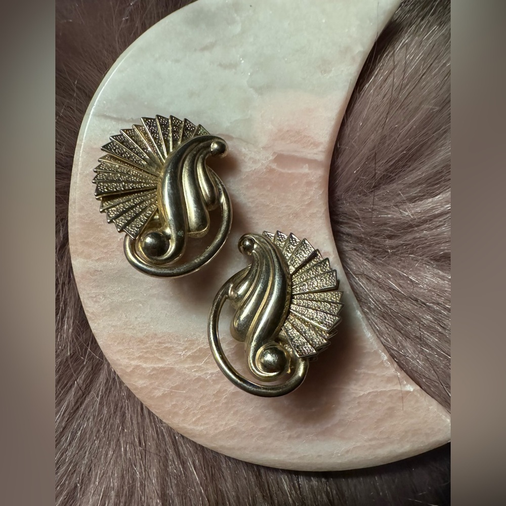 Gold-Tone Vintage Clip-On Earrings✨